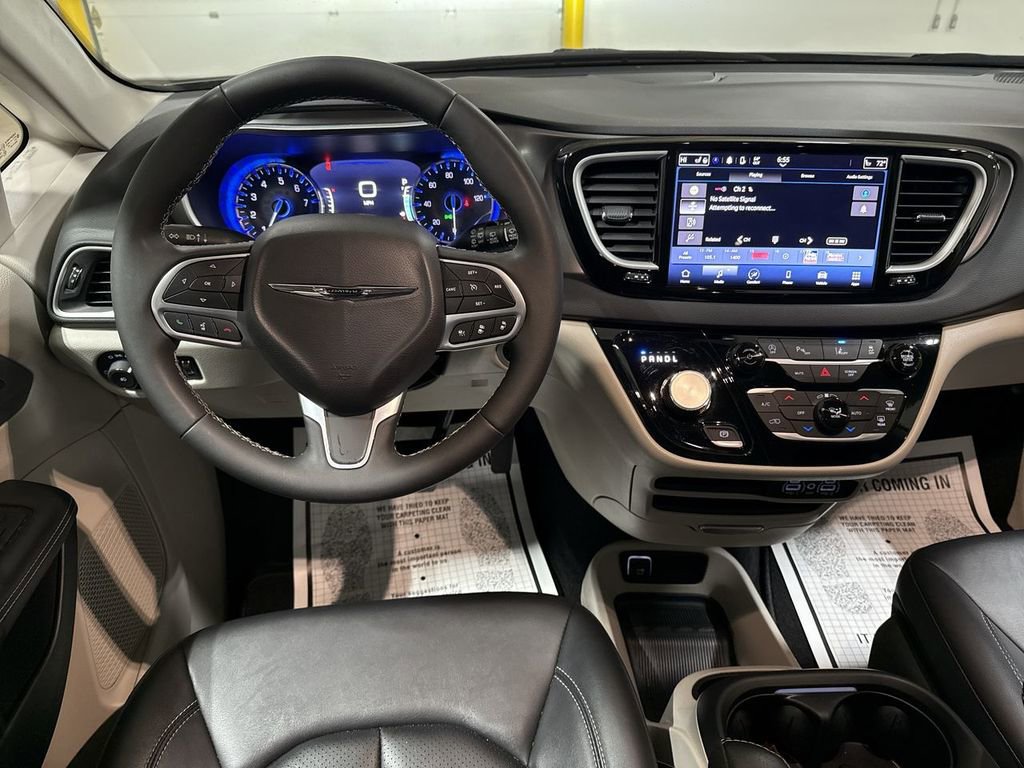 Used 2024 Chrysler Pacifica Touring-L image 11
