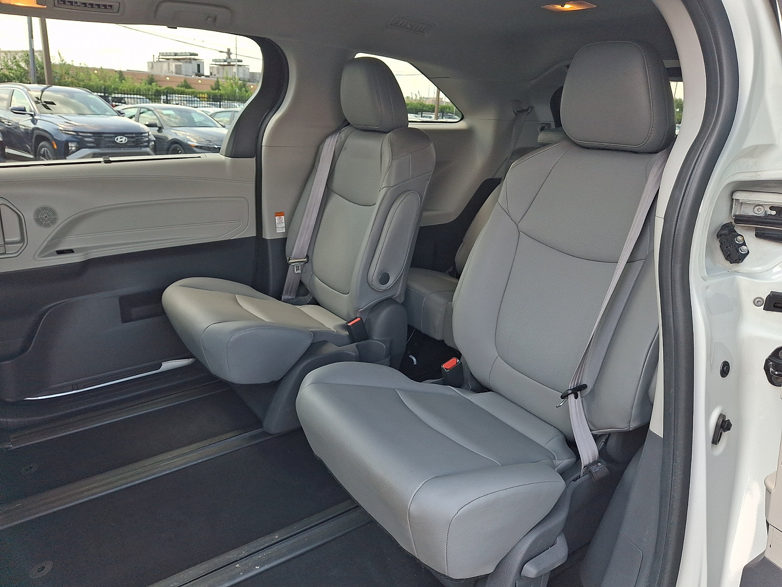 Used 2021 Toyota Sienna XLE AWD/4WD image 11