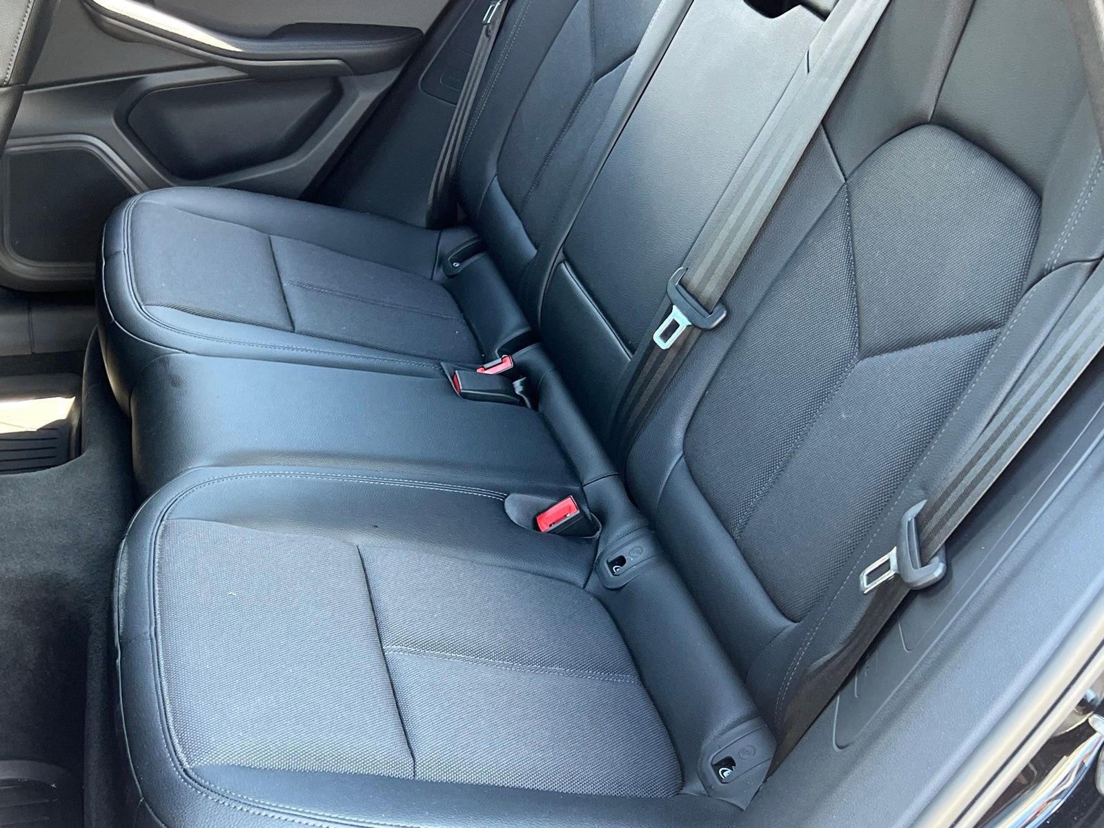 Certified 2025 Porsche Macan AWD/4WD image 17