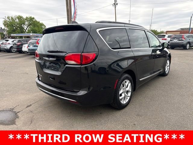 Used 2017 Chrysler Pacifica Touring-L w/ Tire & Wheel Group FWD image 3