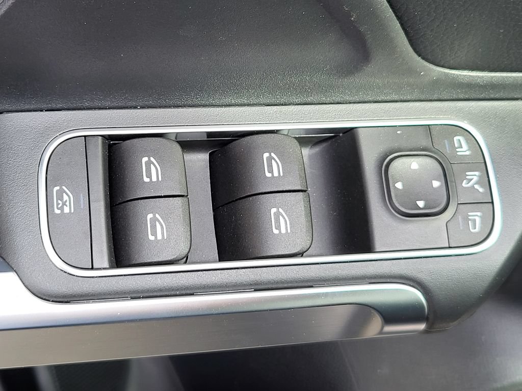 Used 2025 Mercedes-Benz GLB 250 4MATIC image 16
