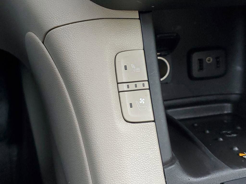 Used 2018 GMC Acadia Denali w/ Technology Package AWD/4WD image 19