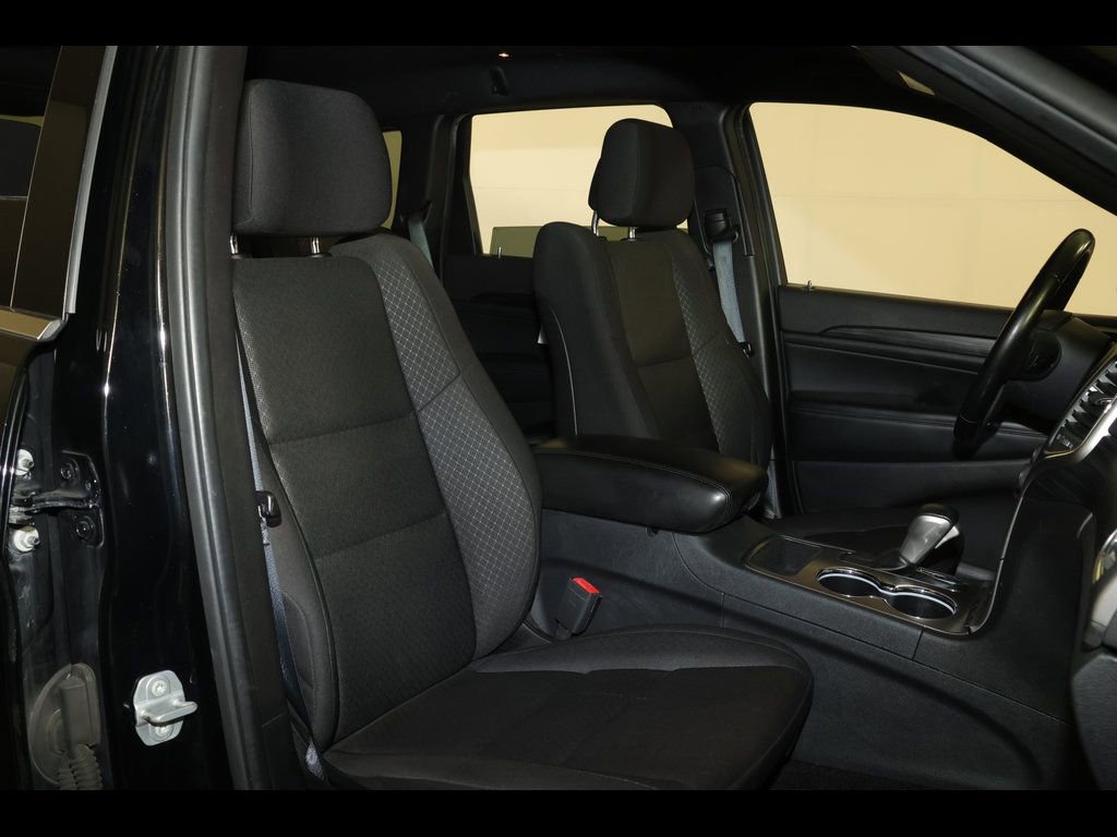 Used 2020 Jeep Grand Cherokee Laredo AWD/4WD image 28