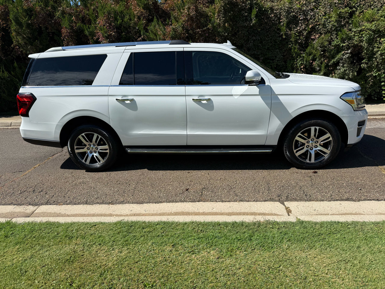Used 2022 Ford Expedition Max Limited image 4