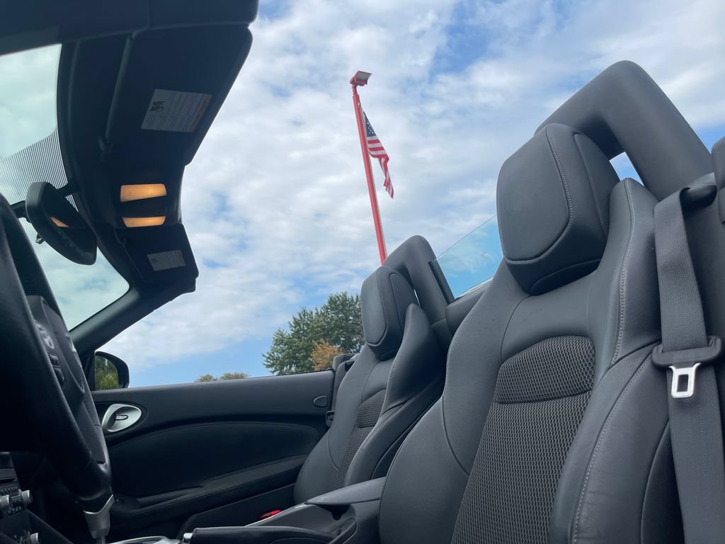 Used 2017 Nissan 370Z Touring RWD image 18