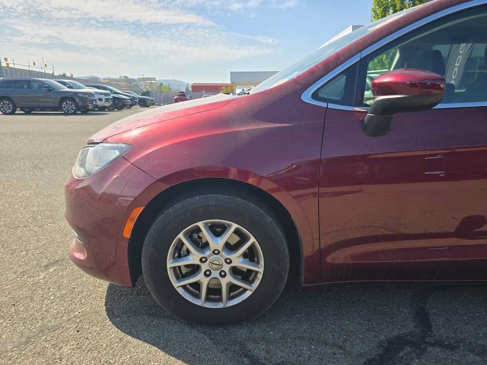 Used 2022 Chrysler Voyager LX FWD image 6