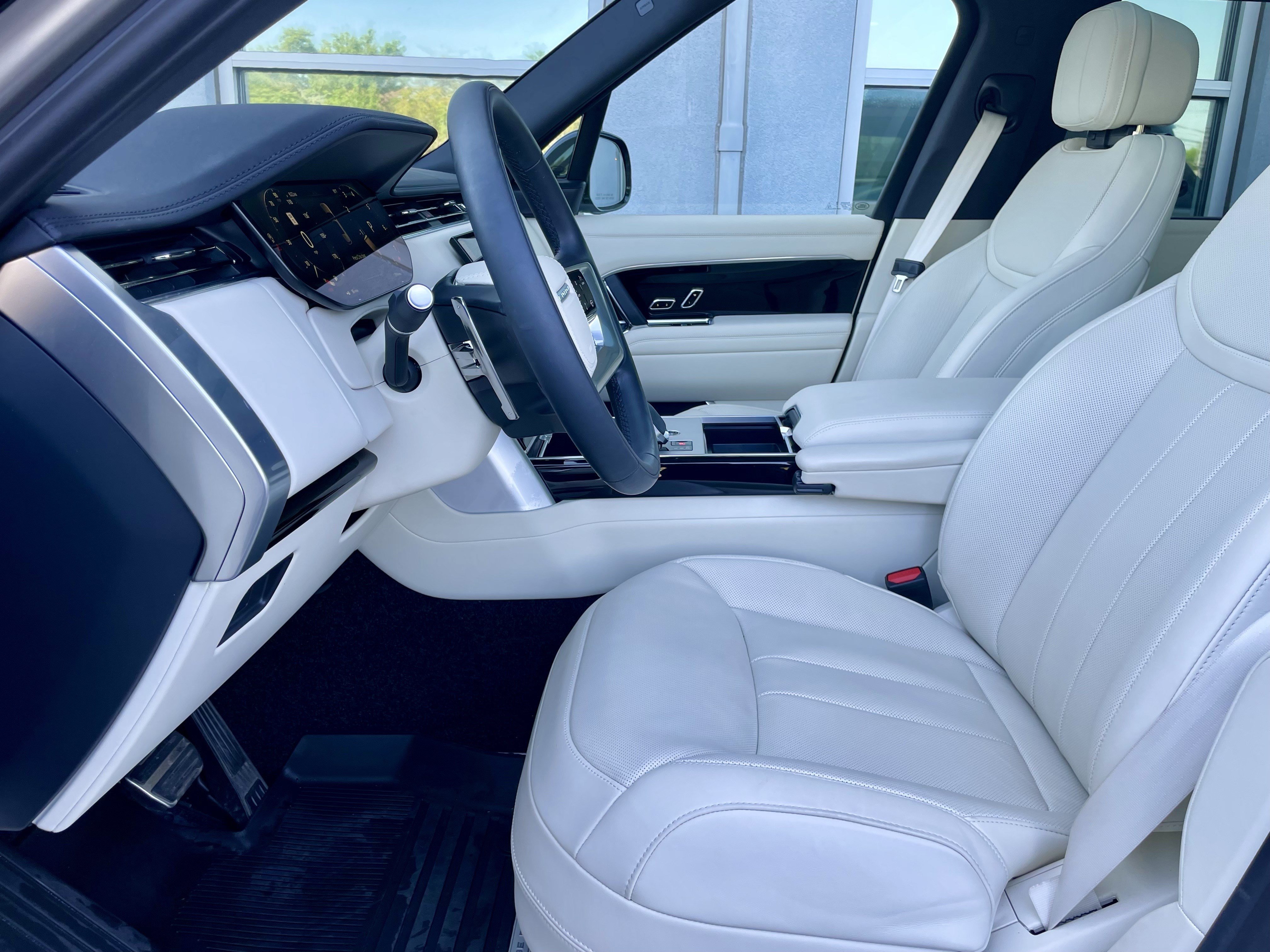 Used 2026 Land Rover Range Rover Long Wheelbase SE AWD/4WD image 14