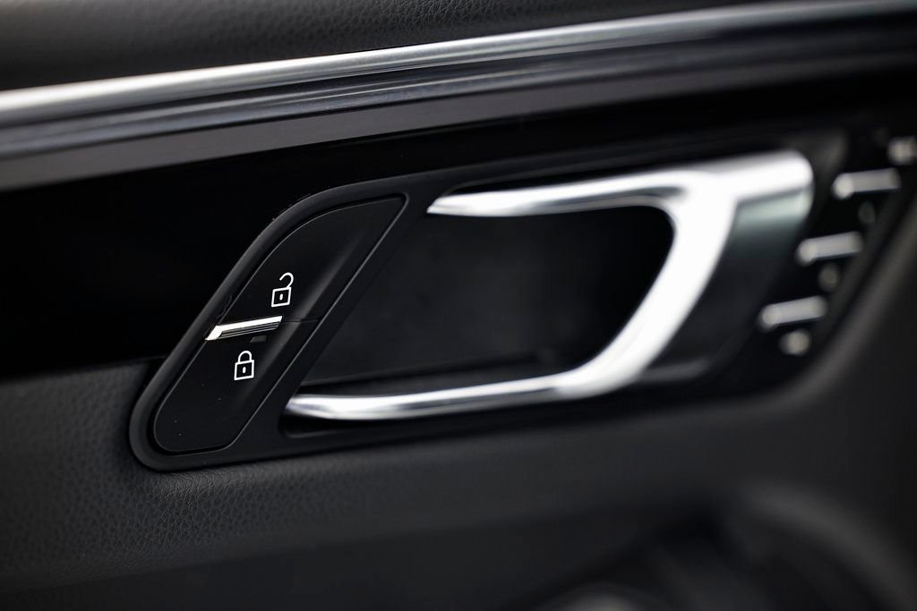 Certified 2025 Porsche Macan image 21