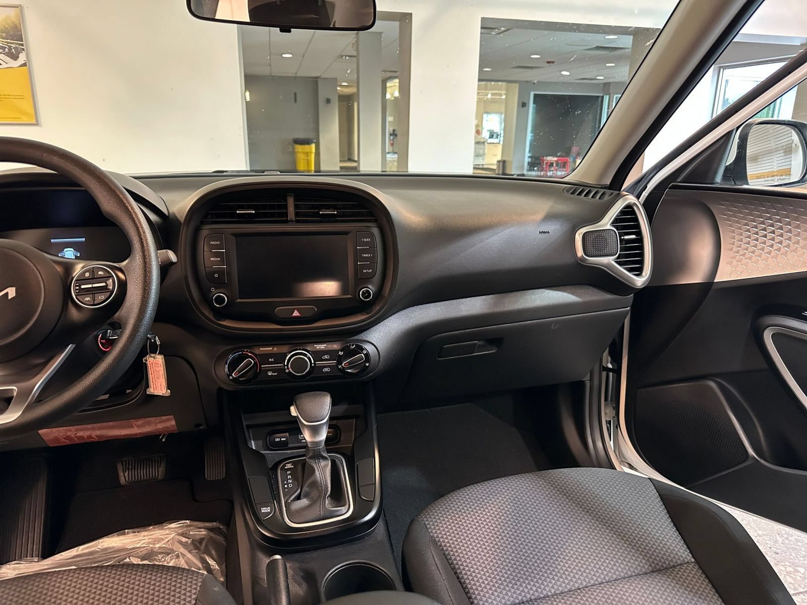 Used 2025 Kia Soul LX w/ LX Technology Package FWD image 34