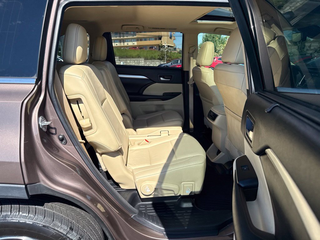 Certified 2017 Toyota Highlander XLE AWD/4WD image 6
