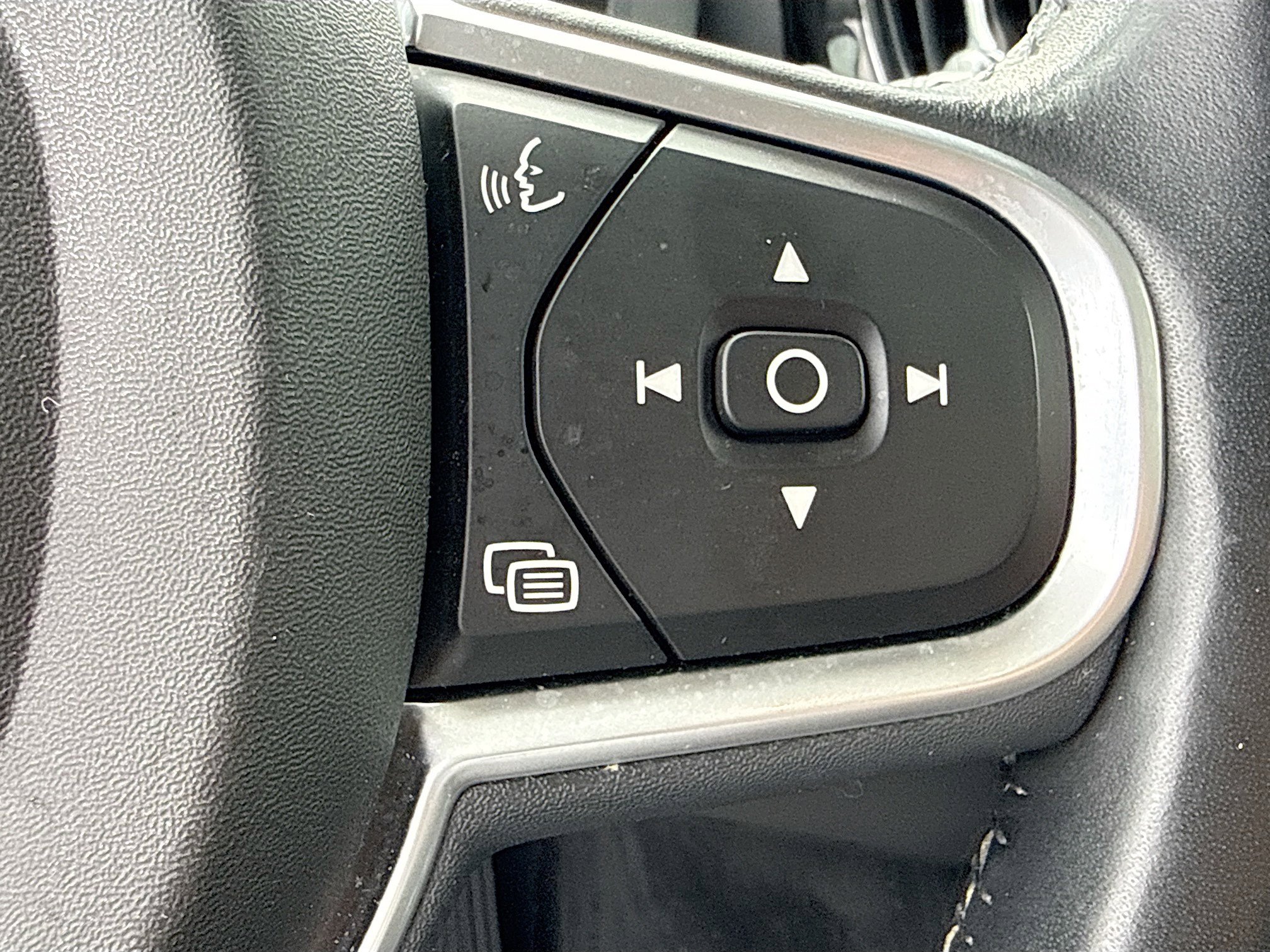 Used 2019 Volvo XC60 T5 Momentum w/ Multimedia Package image 37