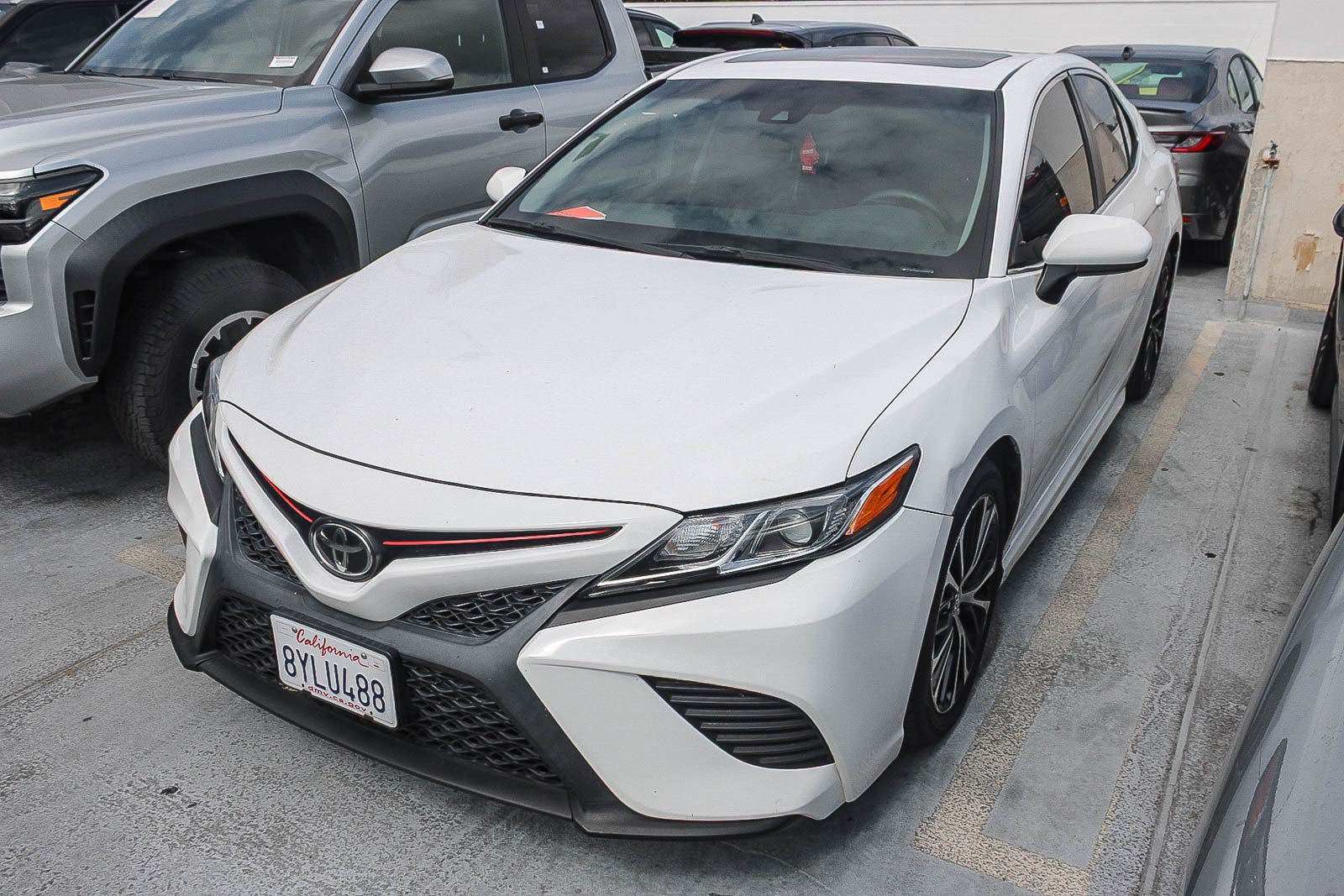 Used 2018 Toyota Camry SE w/ Moonroof Package FWD image 5