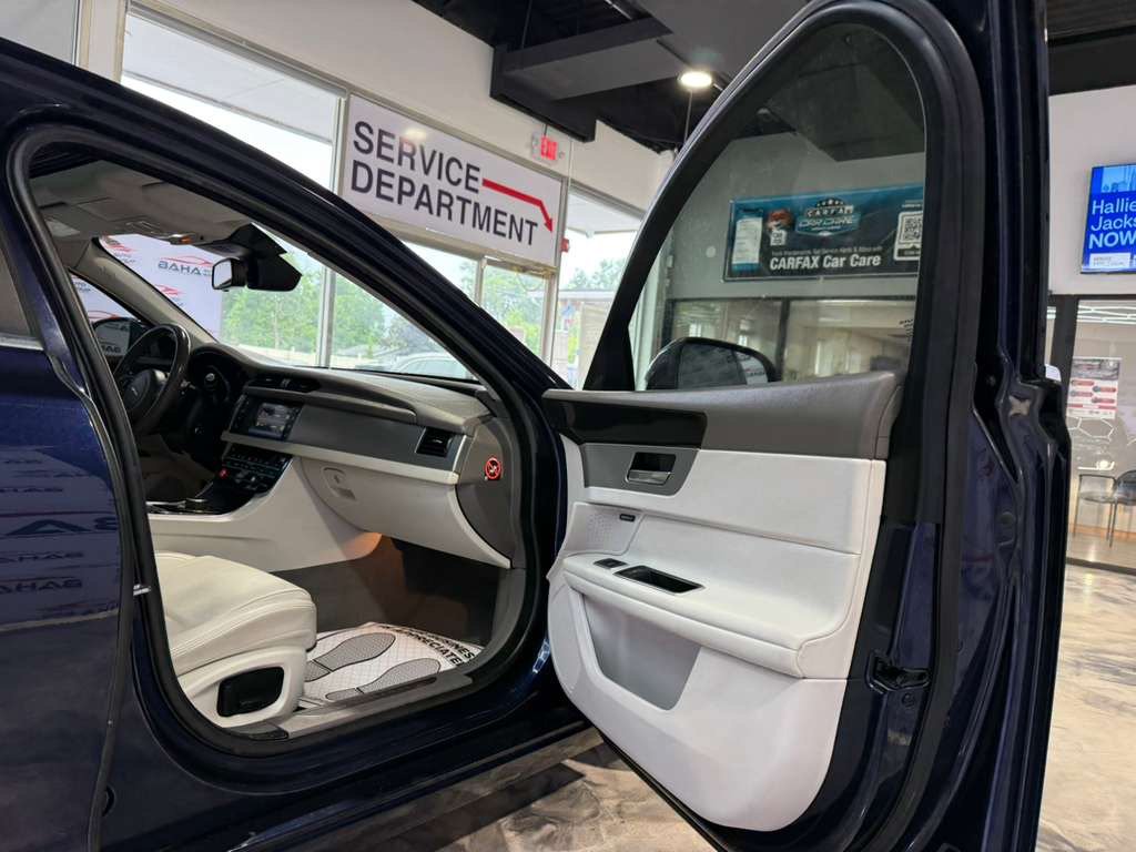 Used 2018 Jaguar XF Premium AWD/4WD image 45