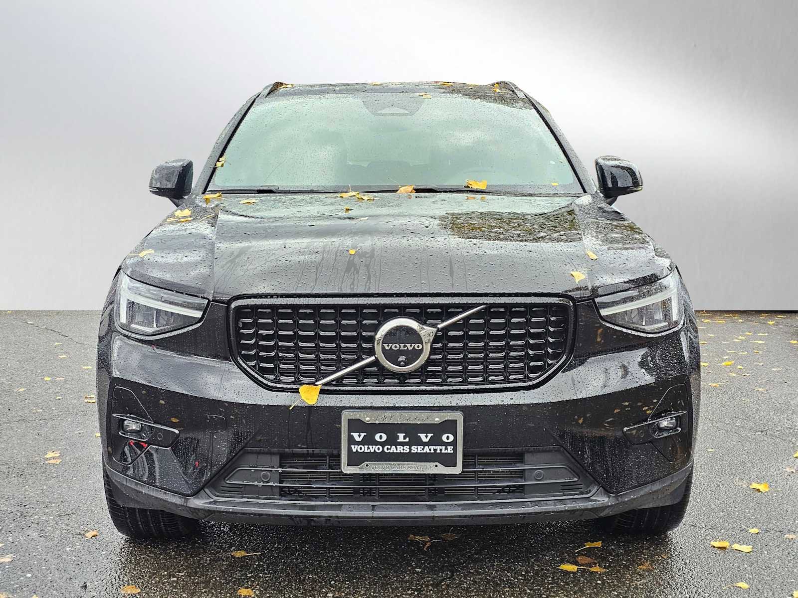 Certified 2025 Volvo XC40 B5 Plus image 4