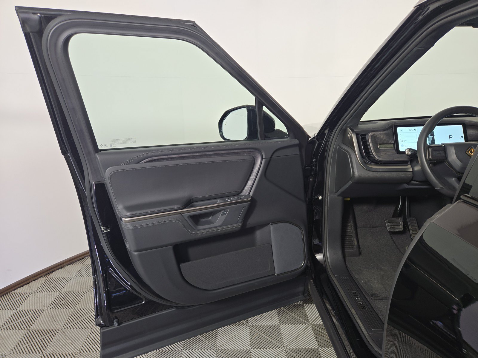 Used 2025 Rivian R1S Adventure AWD/4WD image 16