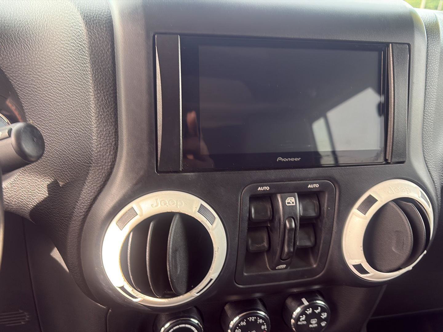 Used 2012 Jeep Wrangler Unlimited Sahara AWD/4WD image 17