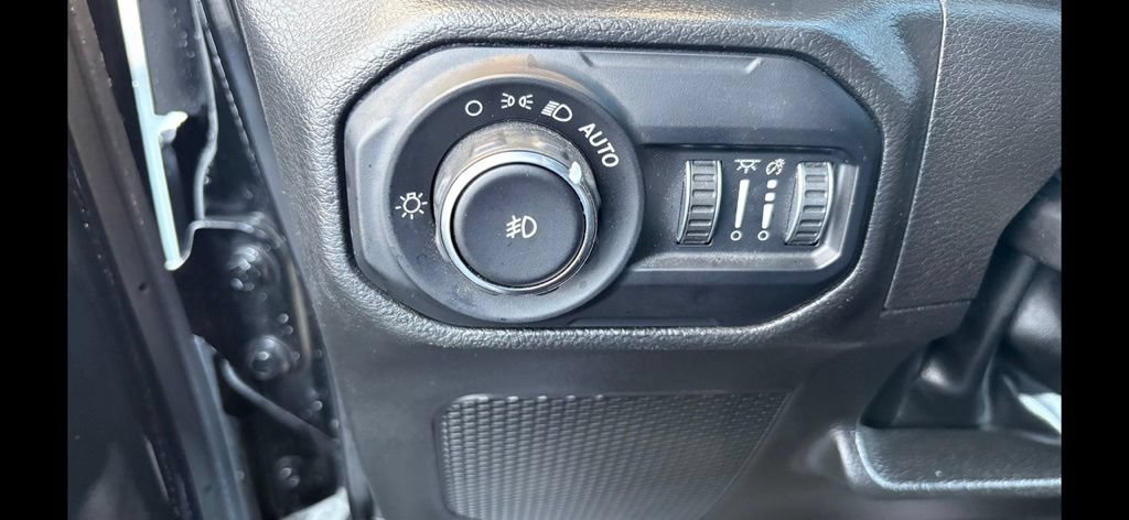 Used 2022 Jeep Wrangler Unlimited Sahara w/ LED Lighting Group AWD/4WD image 18