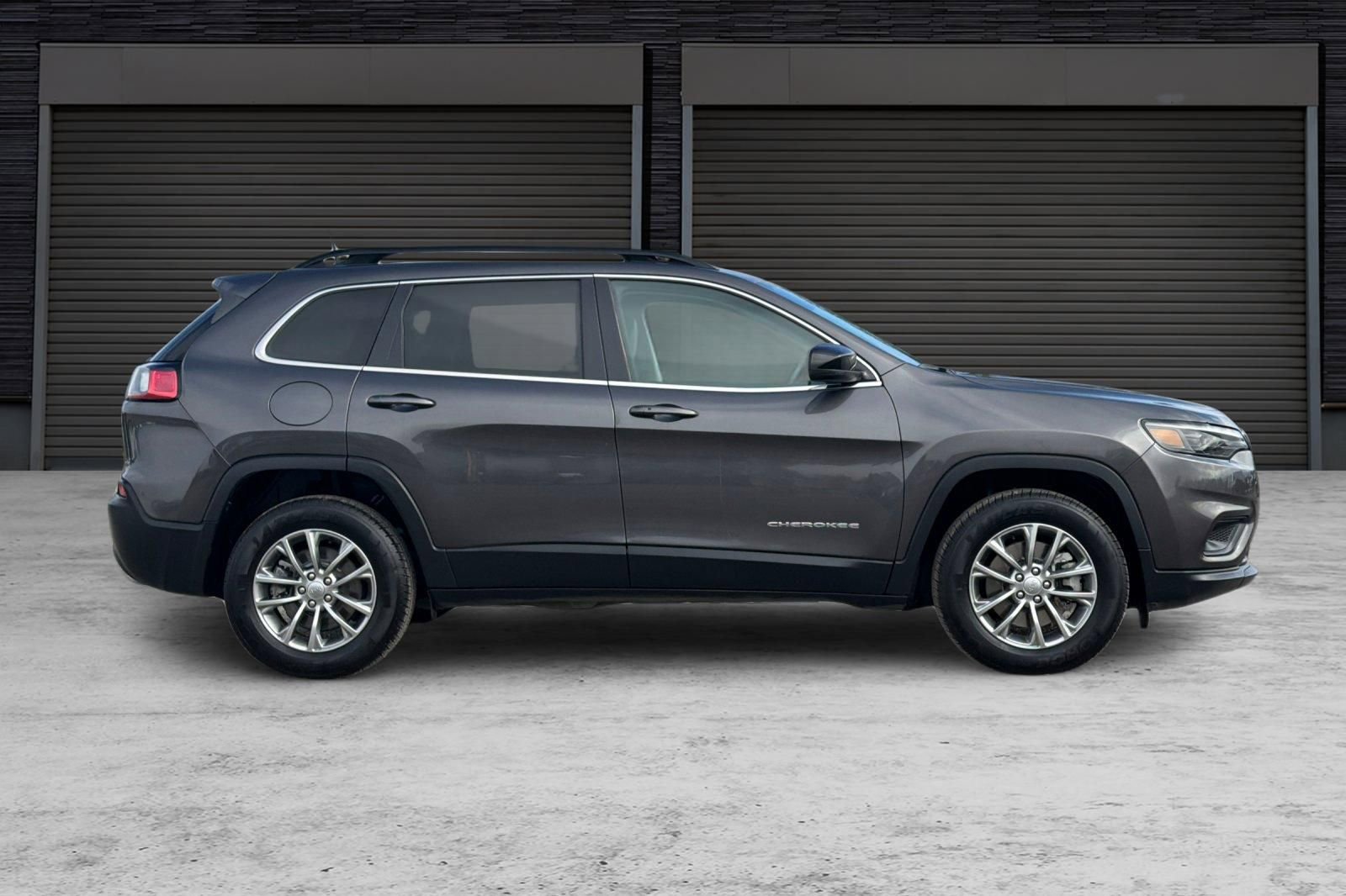 Used 2022 Jeep Cherokee Latitude Lux w/ Mopar Interior Package AWD/4WD image 3