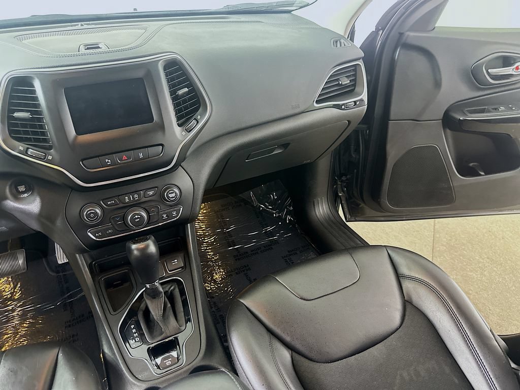 Used 2021 Jeep Cherokee Latitude Plus FWD image 21