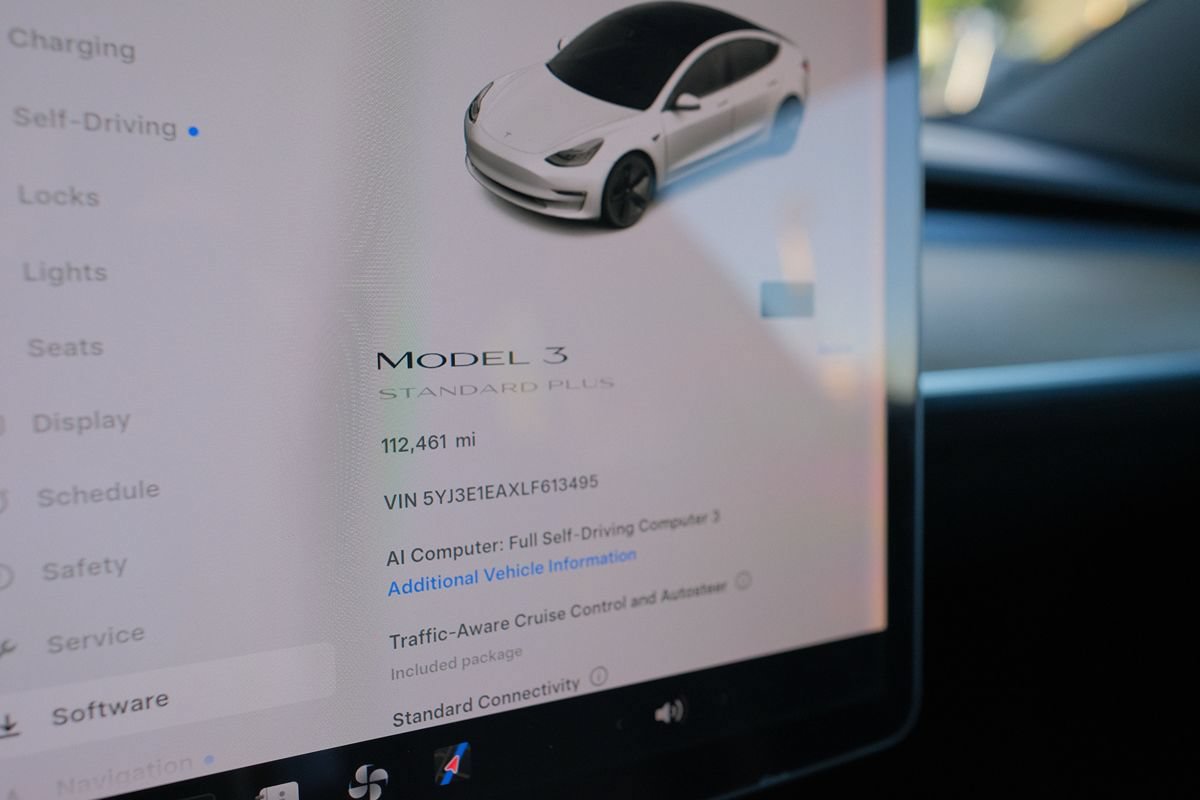 Used 2020 Tesla Model 3 Standard Range RWD image 9