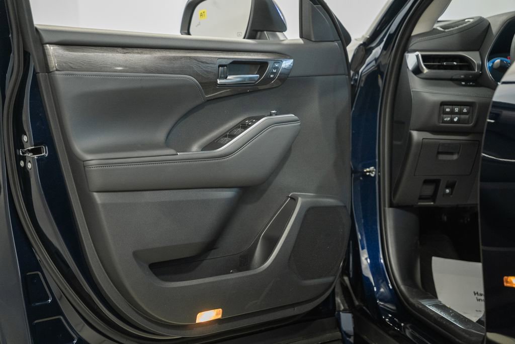 New 2026 Toyota Highlander Platinum image 44