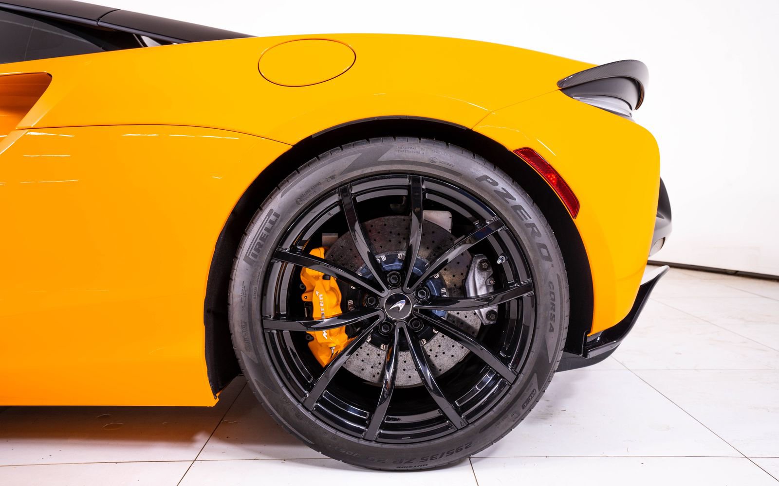 Used 2024 McLaren Artura RWD image 16