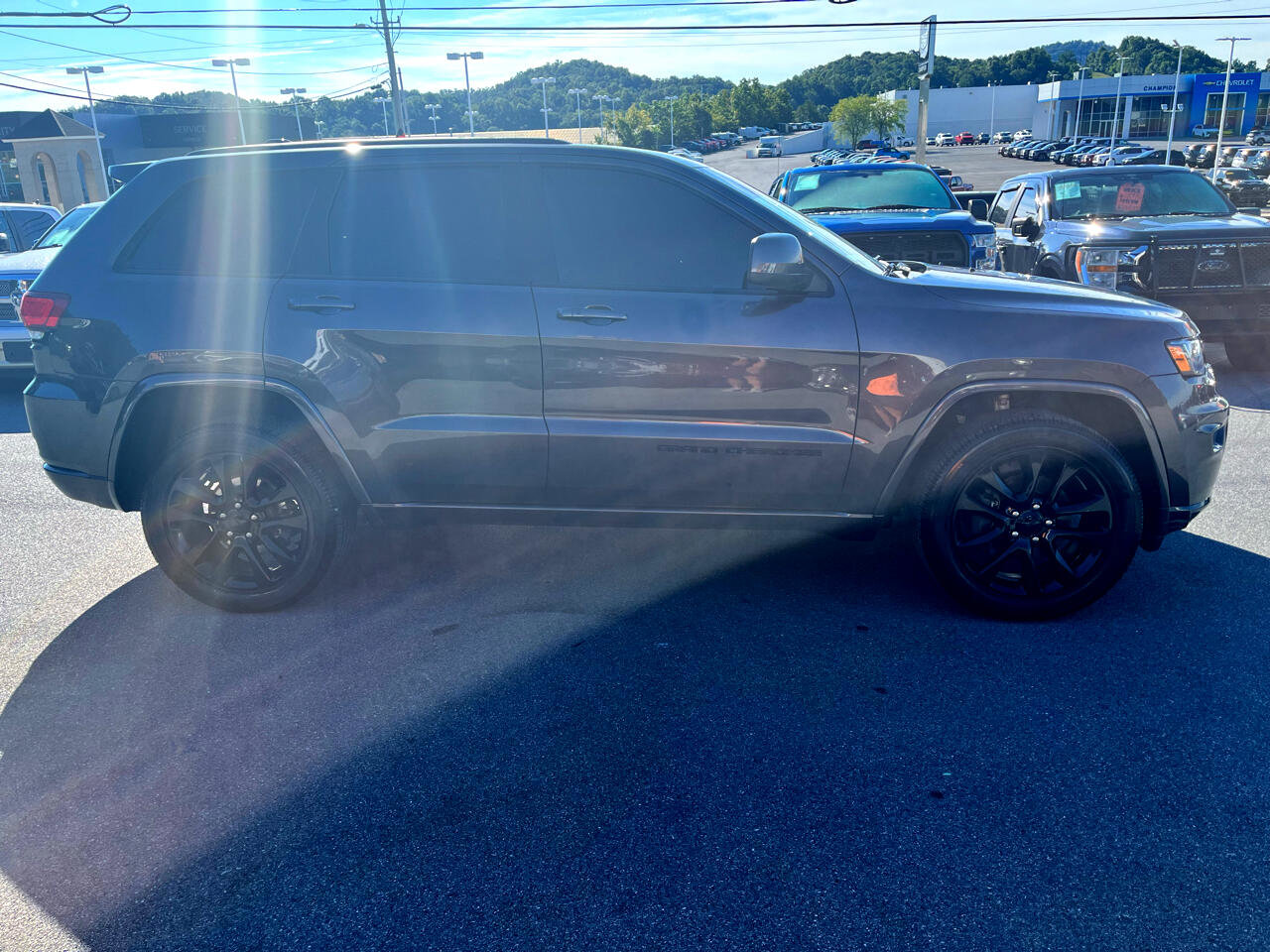 Used 2020 Jeep Grand Cherokee Altitude image 4