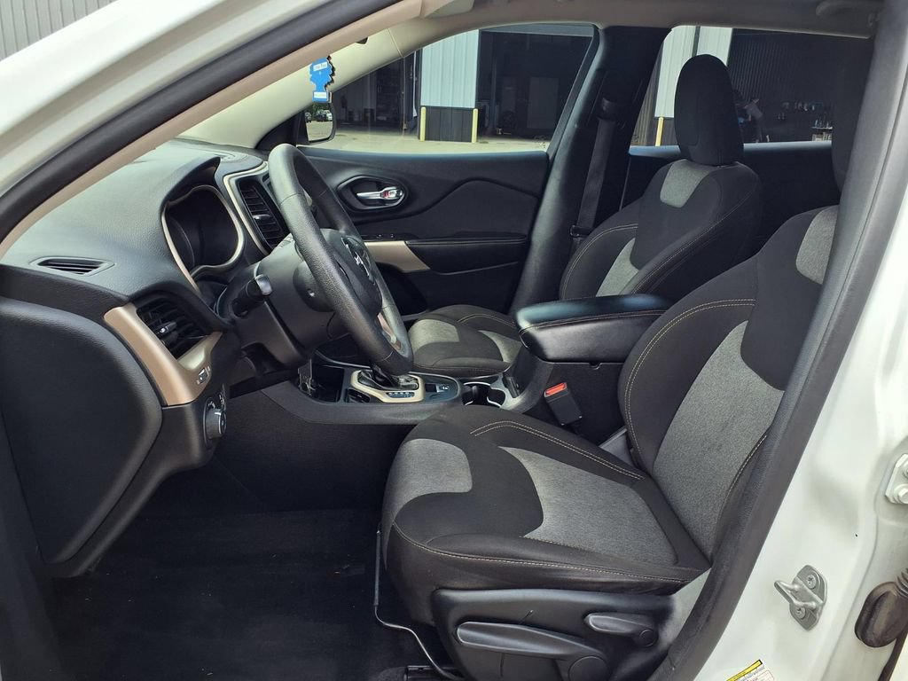 Used 2018 Jeep Cherokee Latitude FWD image 9