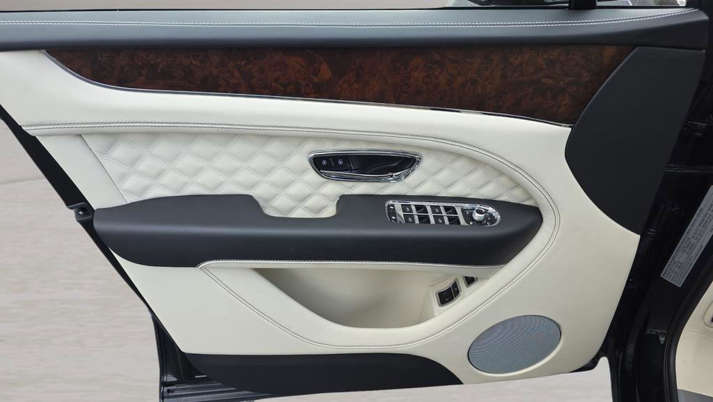 Used 2023 Bentley Bentayga image 19