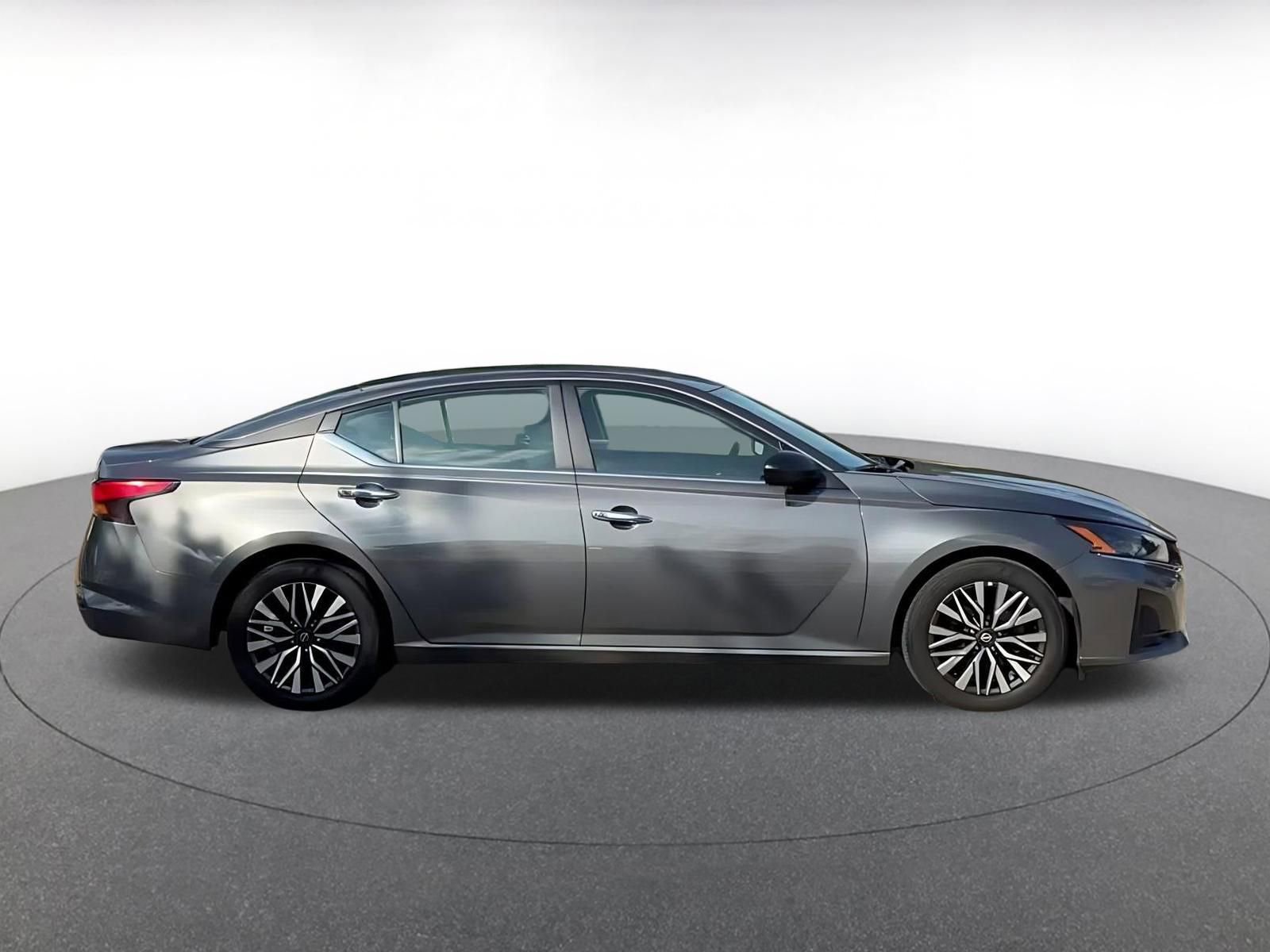 Used 2025 Nissan Altima 2.5 SV FWD image 16