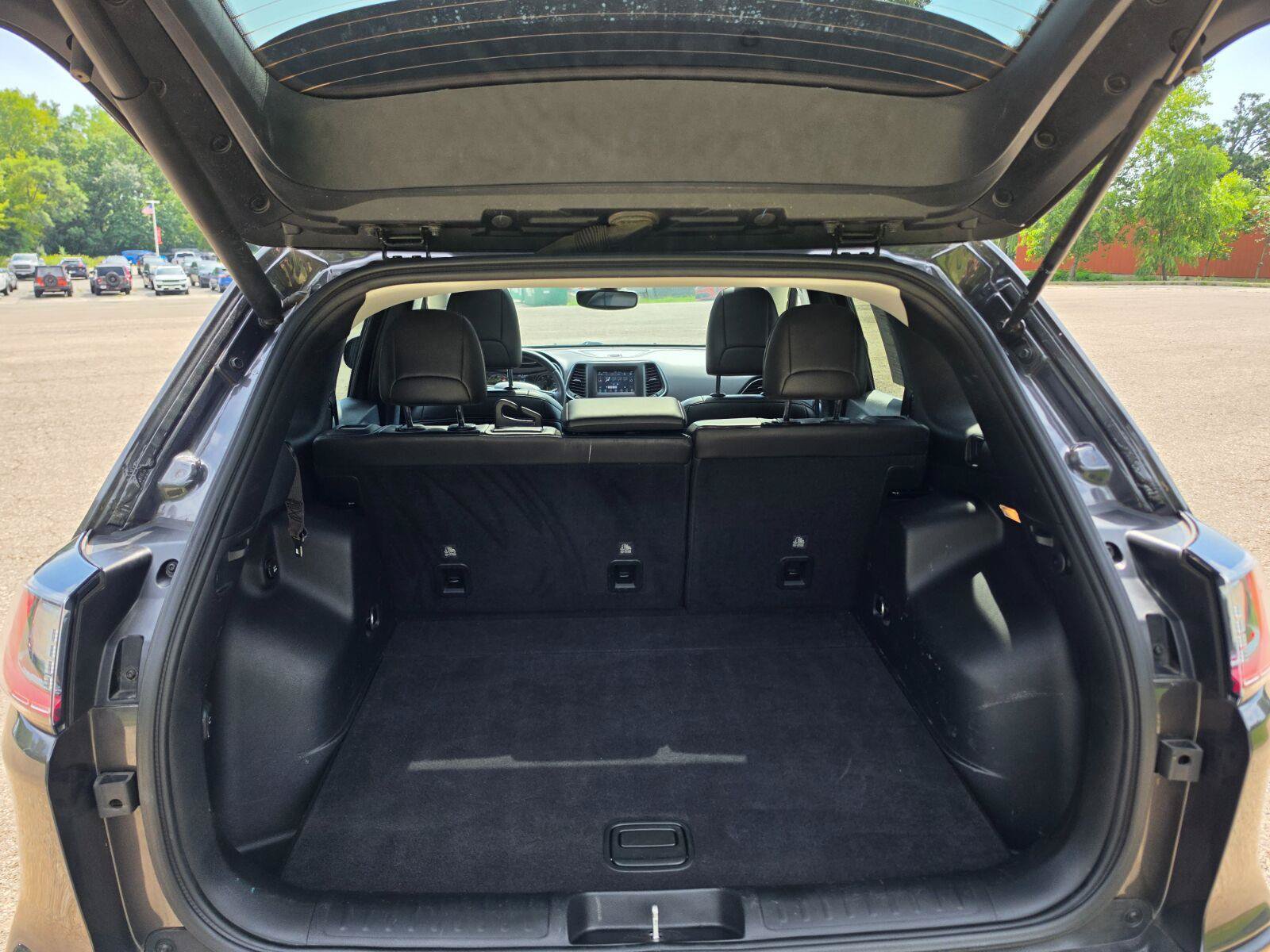 Used 2019 Jeep Cherokee Latitude Plus AWD/4WD image 13