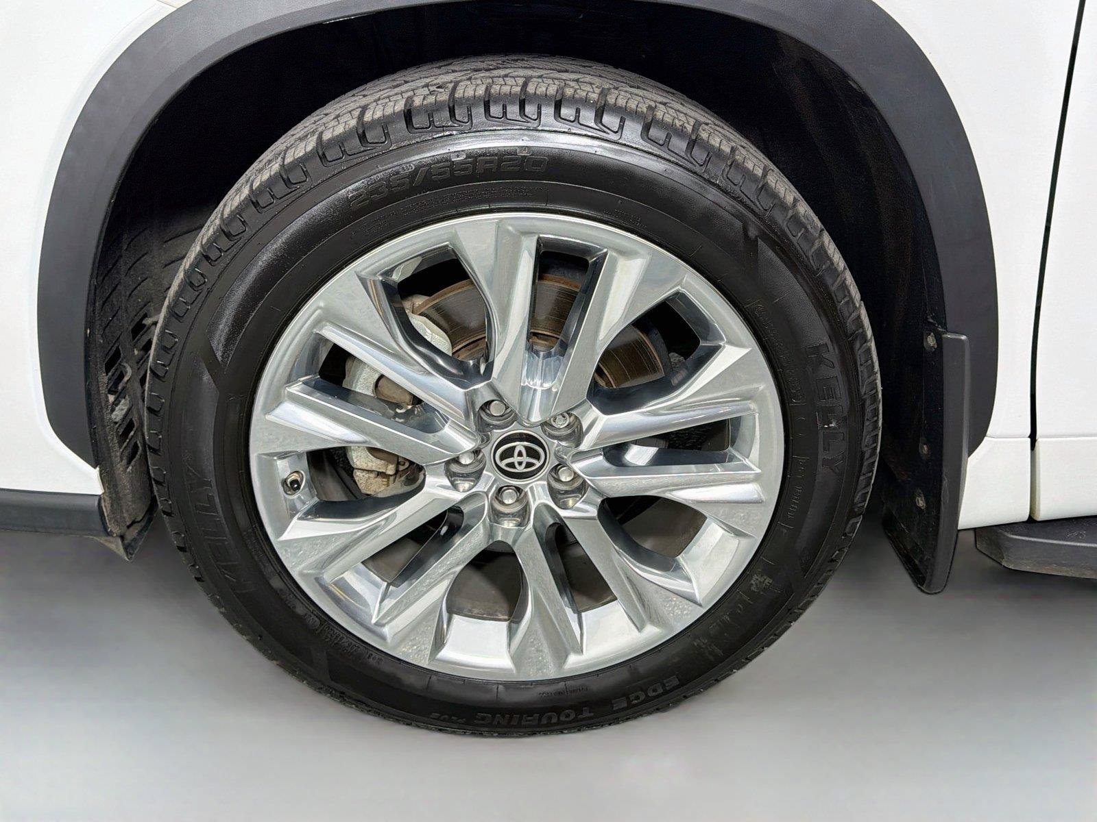 Used 2024 Toyota Highlander Limited FWD image 32