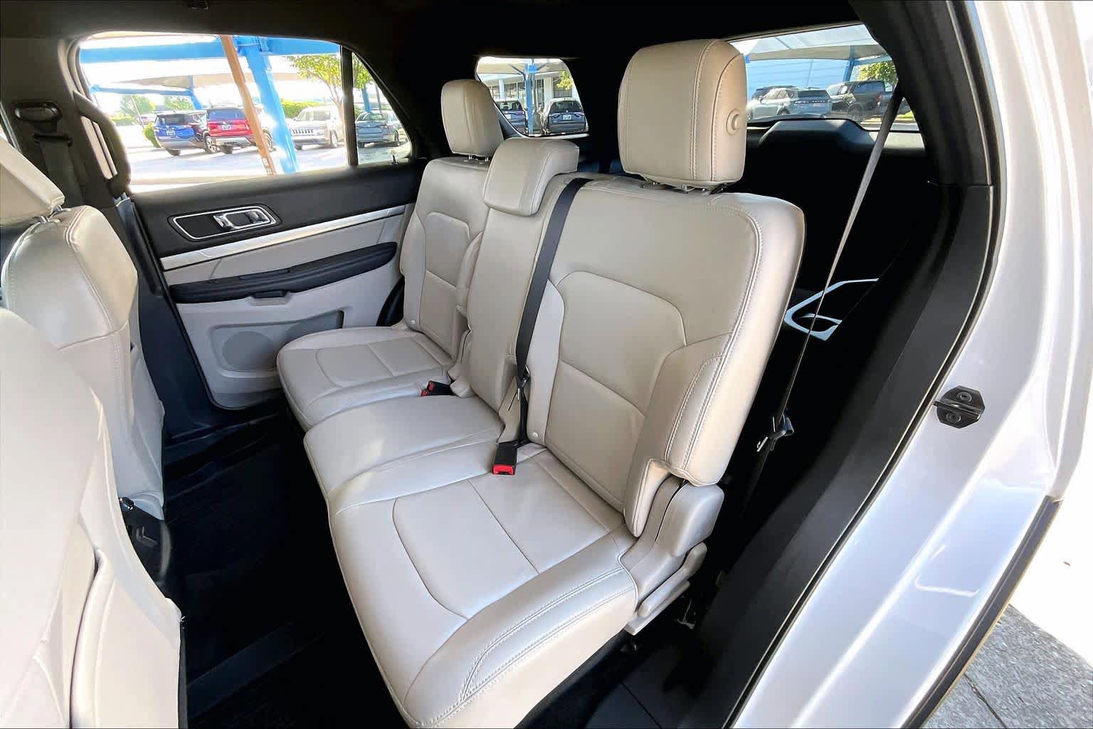 Used 2018 Ford Explorer XLT w/ Equipment Group 202A AWD/4WD image 21