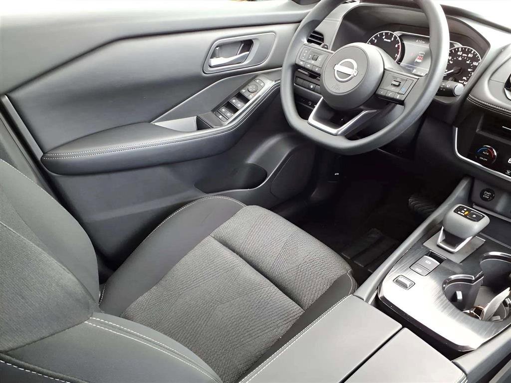 Used 2024 Nissan Rogue SV image 9