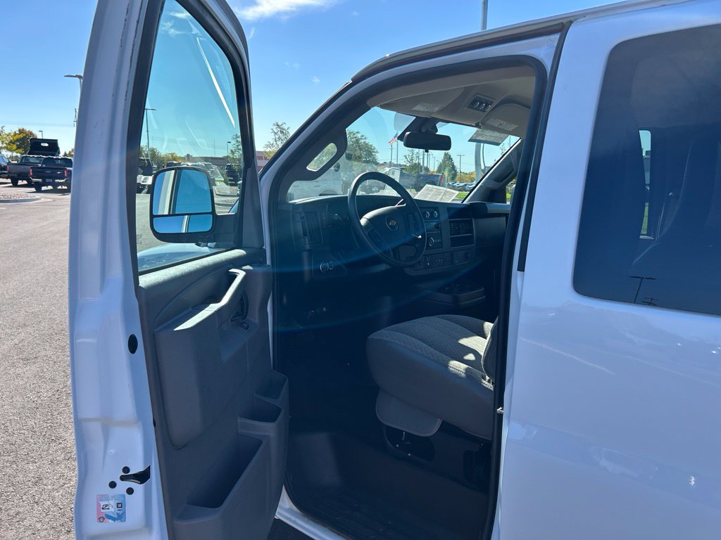 Used 2025 Chevrolet Express 3500 LT w/ LT Preferred Equipment Group RWD image 7