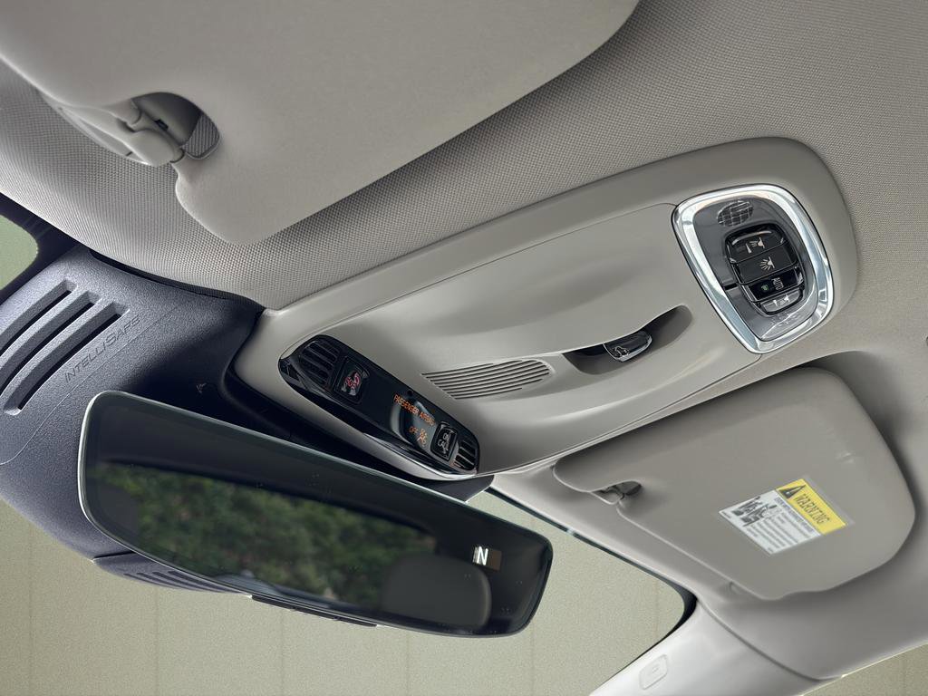 Used 2021 Volvo XC60 T5 Momentum w/ Premium Package image 36