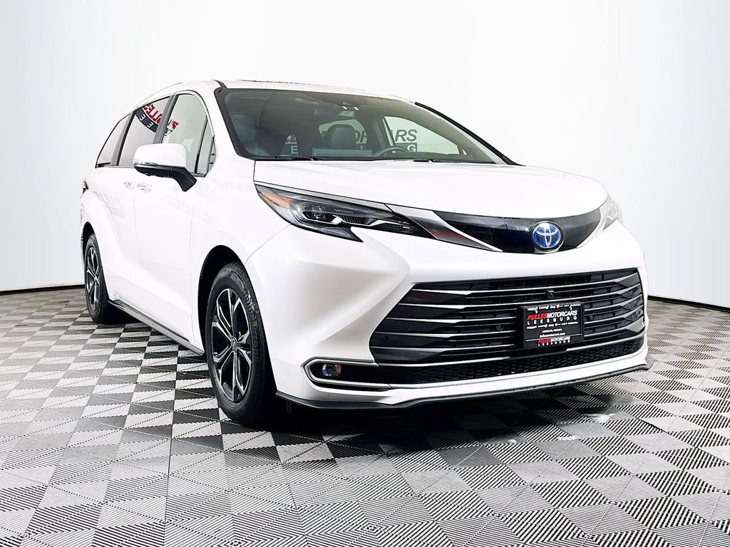 Used 2025 Toyota Sienna Platinum image 1