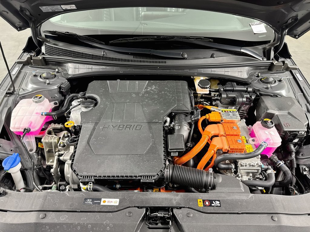 Certified 2025 Hyundai Elantra Limited FWD image 32