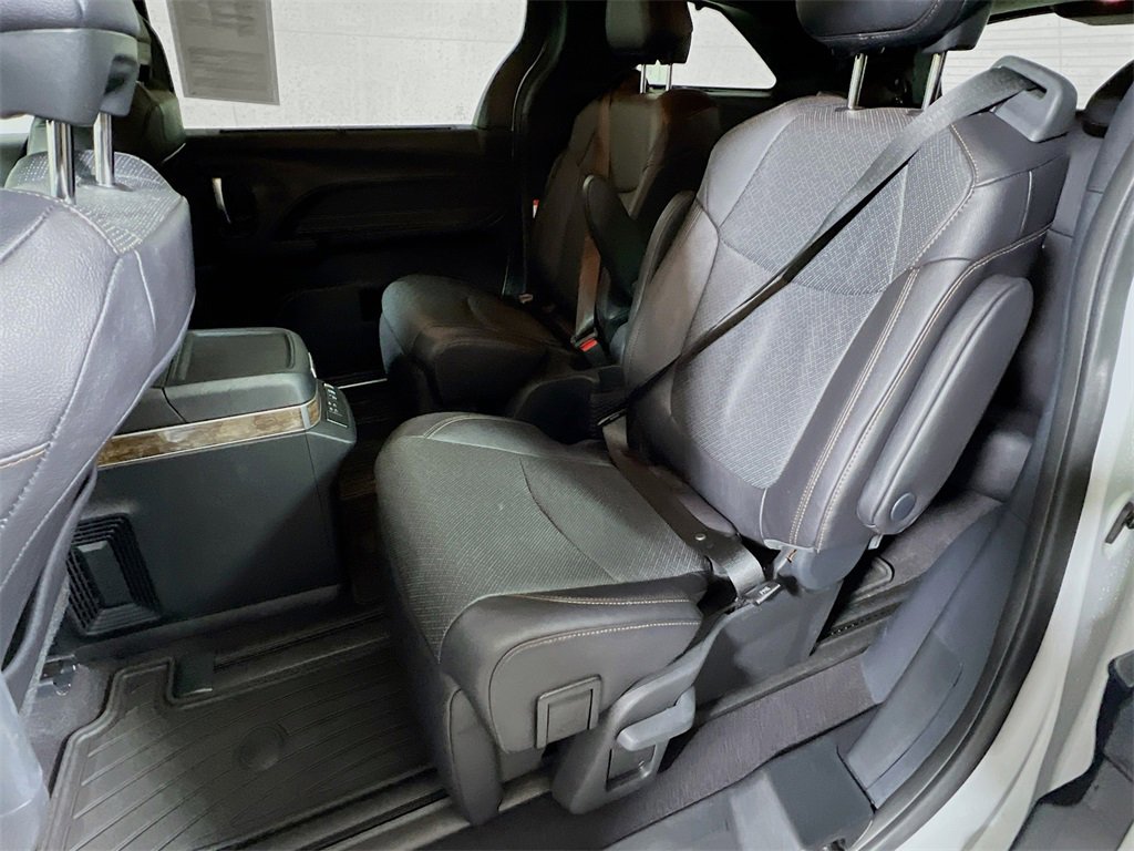 Certified 2025 Toyota Sienna Platinum image 22