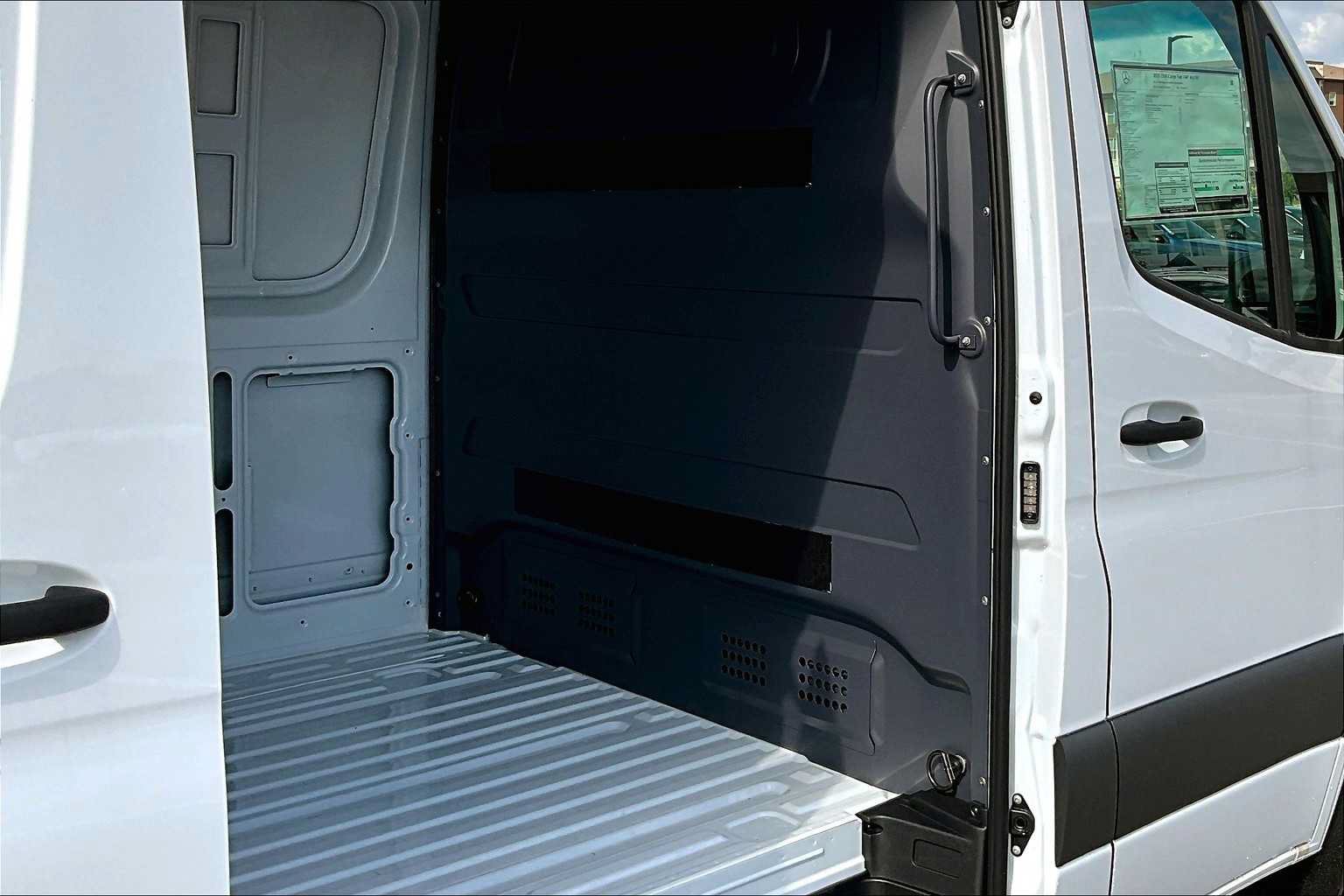 Used 2025 Mercedes-Benz Sprinter 2500 image 8