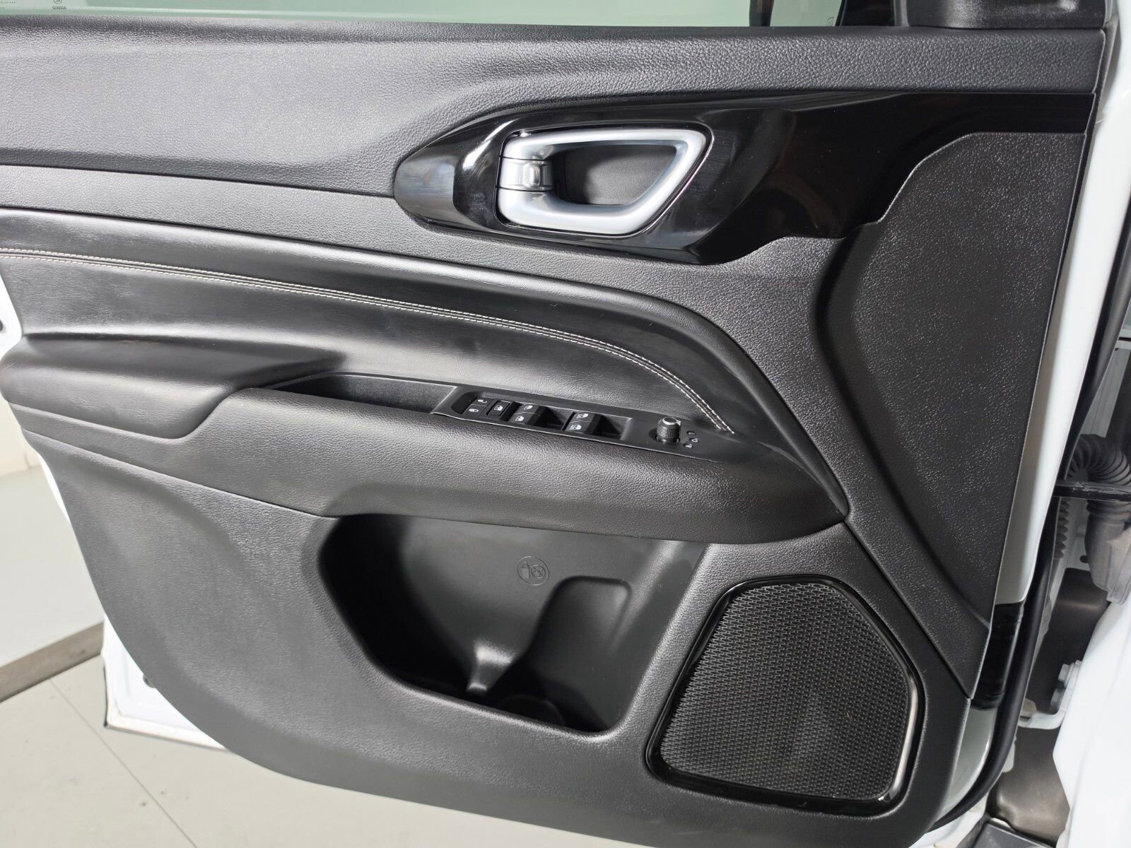 Used 2023 Jeep Compass Altitude image 33