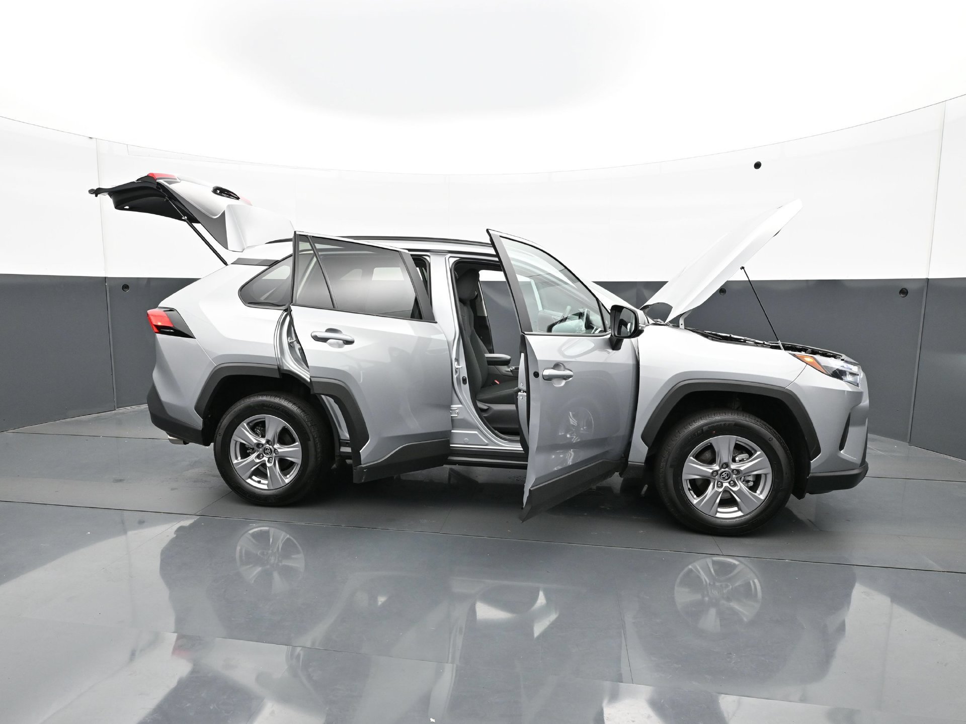 Used 2025 Toyota RAV4 XLE AWD/4WD image 40