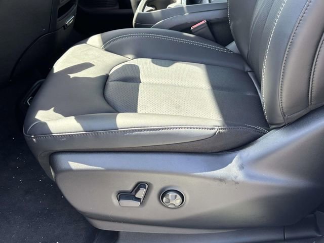 New 2027 Chrysler Pacifica Select FWD image 13