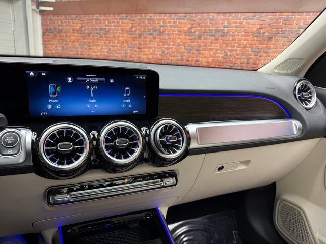 Used 2025 Mercedes-Benz GLB 250 4MATIC image 17