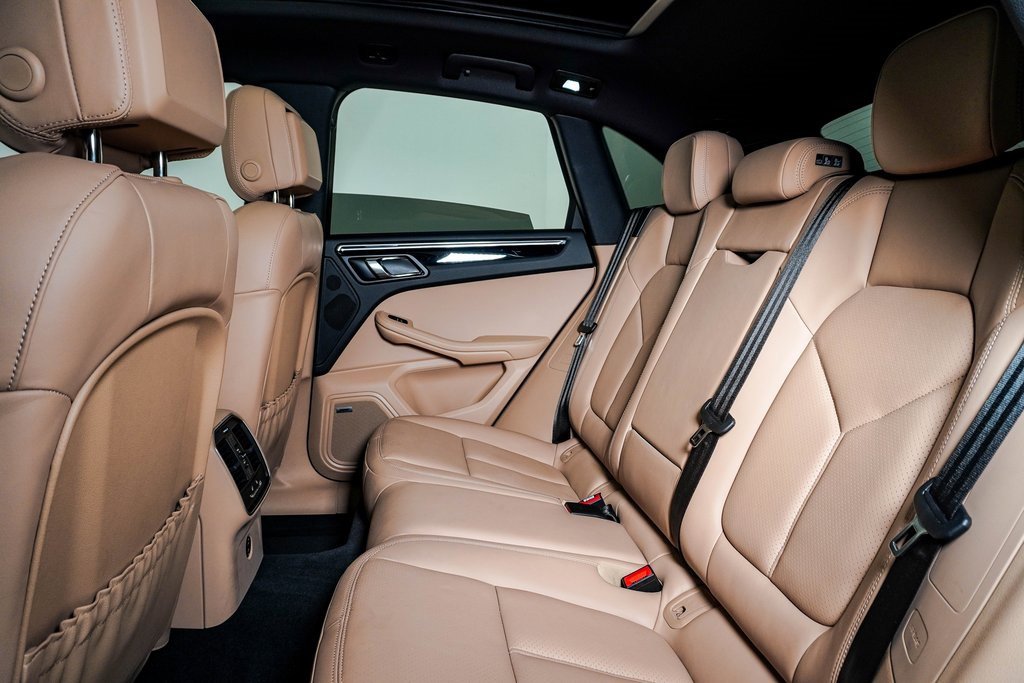 Certified 2025 Porsche Macan image 17