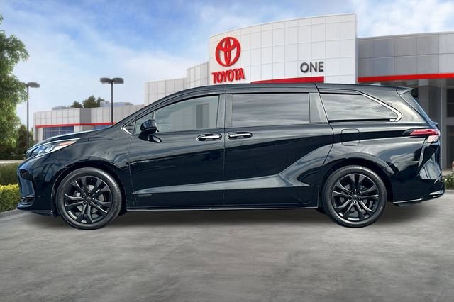 Used 2021 Toyota Sienna XSE FWD image 8
