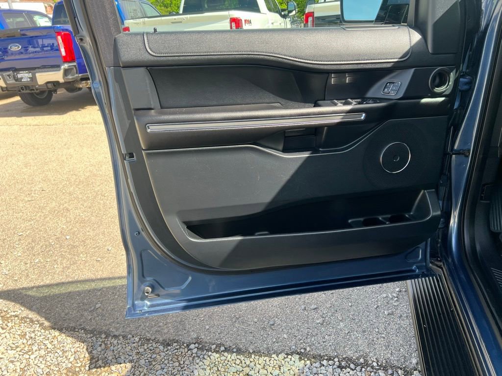 Used 2018 Ford Expedition XLT w/ Equipment Group 202A AWD/4WD image 11