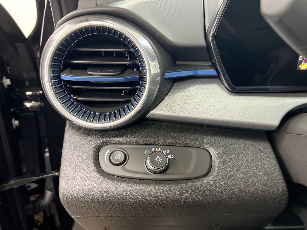 New 2026 Chevrolet Trax LT w/ LT Convenience Package FWD image 18