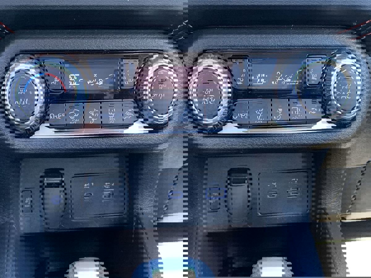 Used 2024 Nissan Versa SR image 21