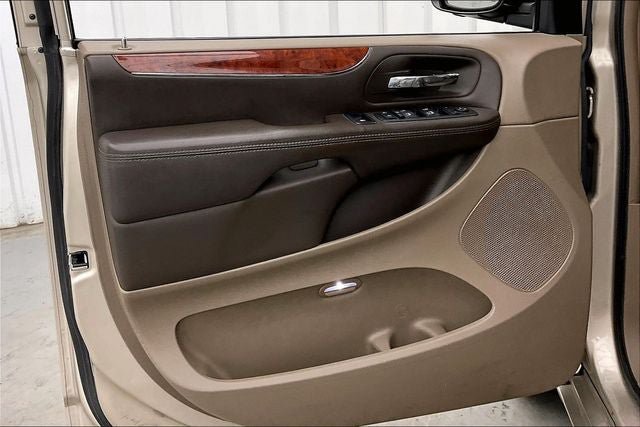 Used 2014 Chrysler Town & Country Touring-L w/ Trailer Tow Group FWD image 20